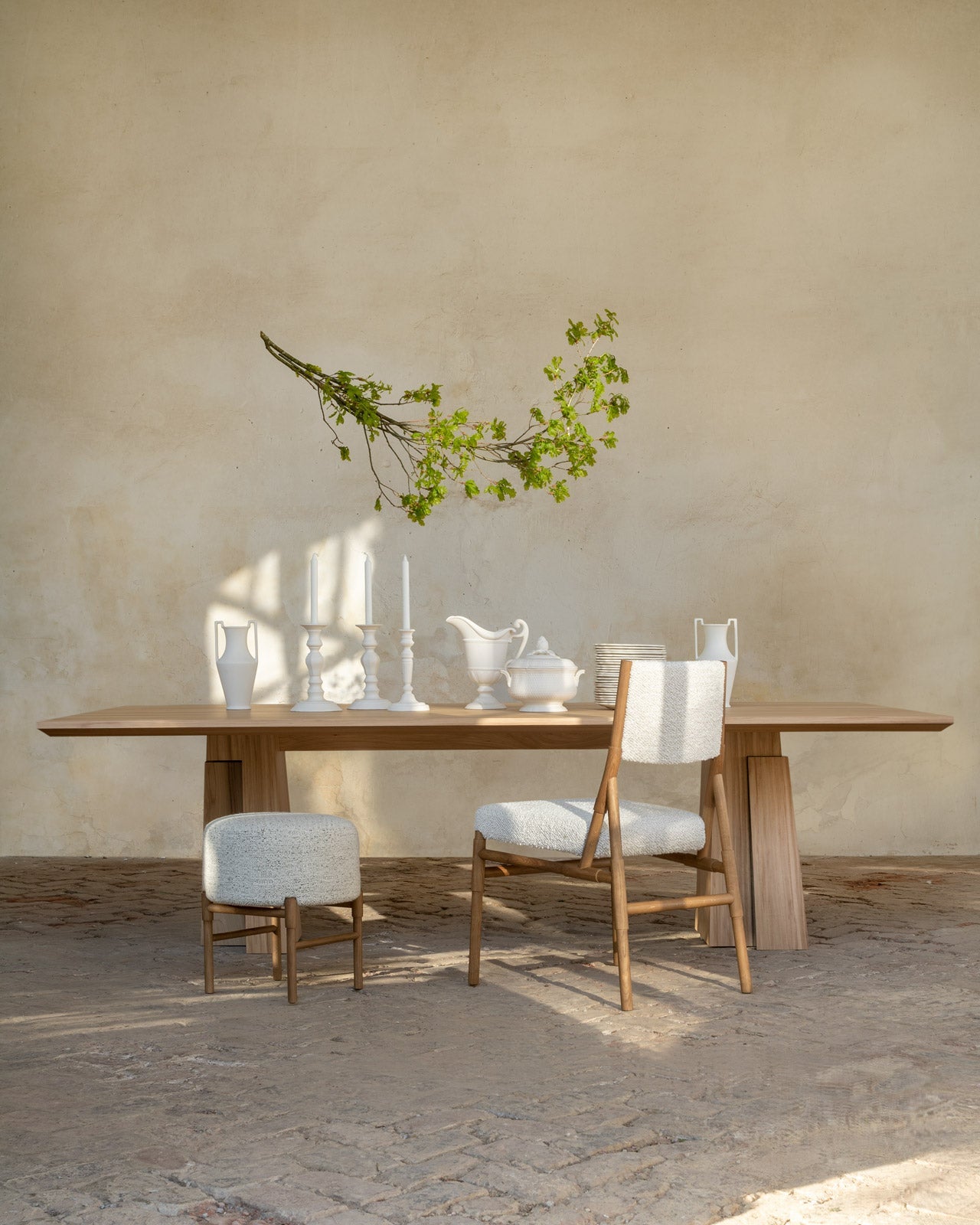 Meuble table Etretat en orme brossé, chaise Bilbao chêne et tissu bouclette blanc et tabouret Bilbao chêne et tissu bouclette blanc