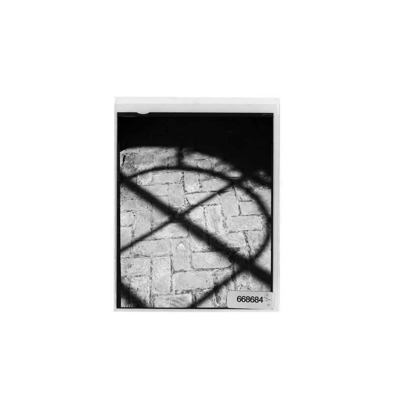 Polaroid lumière pierre et fenêtre