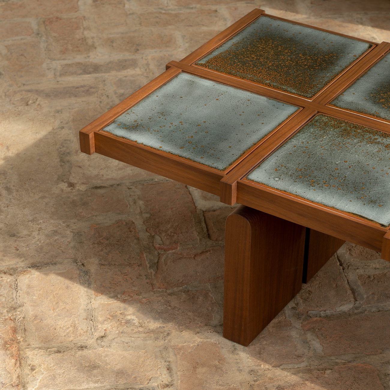 Meuble table basse Terzo chêne teinté et céramiques émaillées