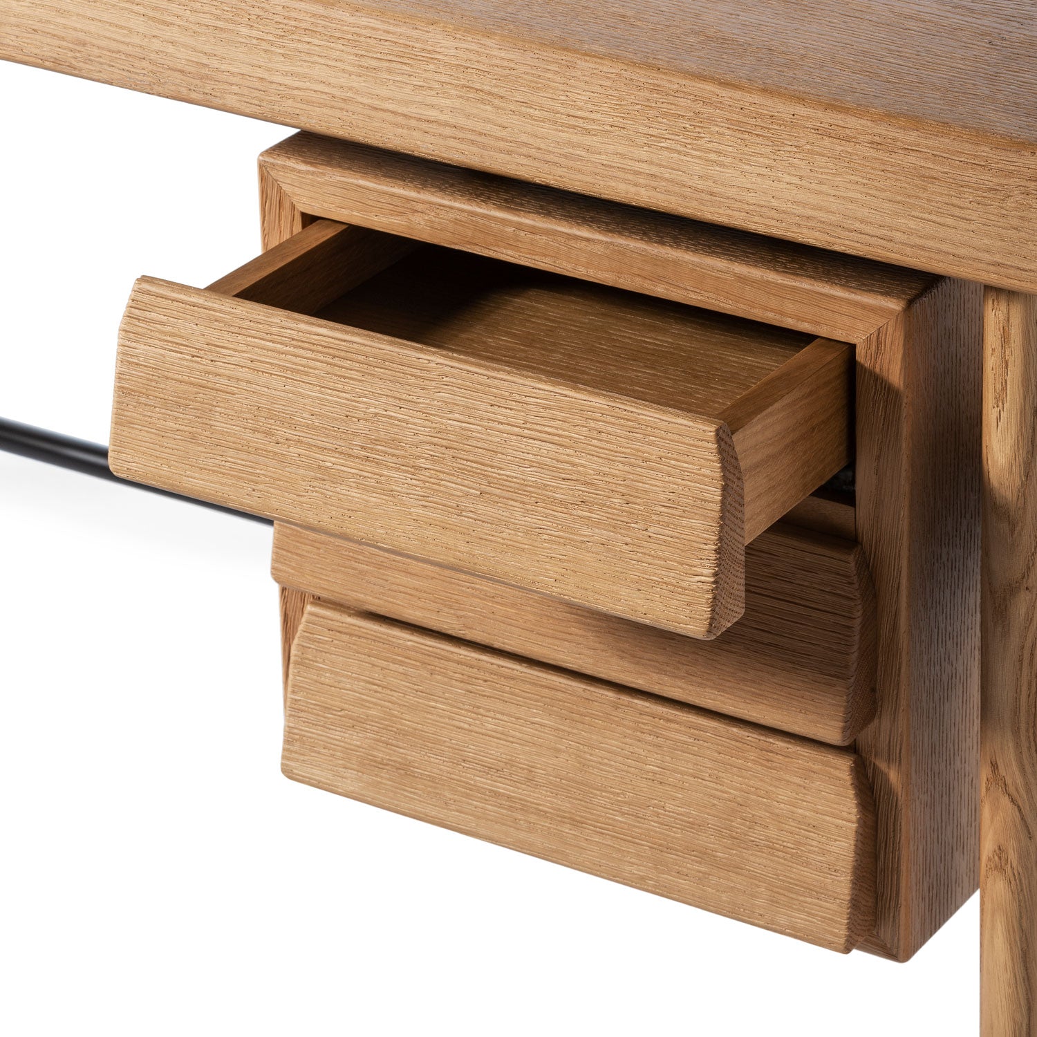 Zoom sur les tiroirs du bureau Forsa en bois de chêne brossé